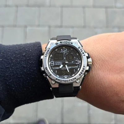 Orë dore Casio G-Shock argjendi dhe e zezë