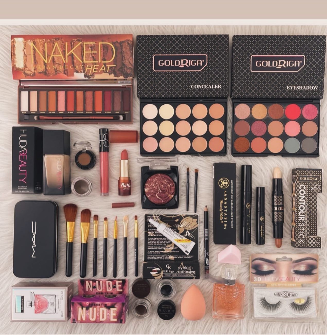 Set grimi me paleta Naked, furça dhe parfum – Porosit Online