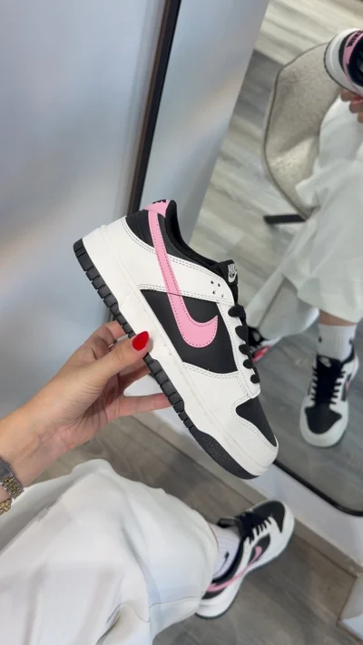 Atlete Nike të bardha me të zezë dhe rozë