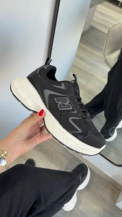 Atlete New Balance të zeza me shollë të bardhë