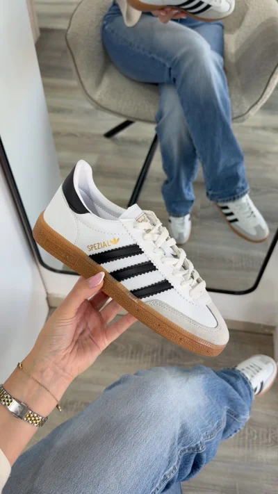 Atlete Adidas të bardha me vija të zeza