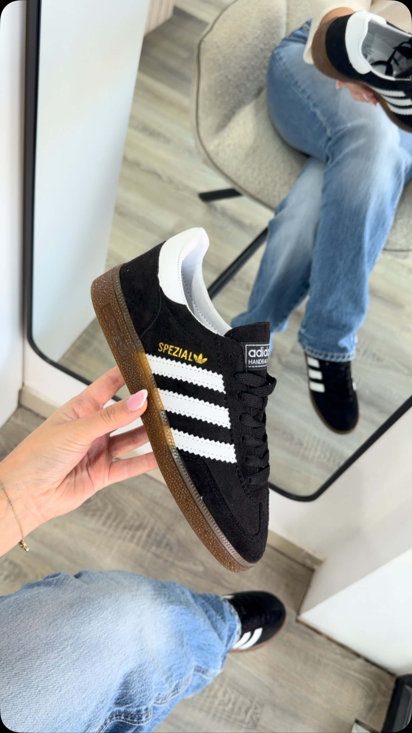 Atlete Adidas të zeza me shollë kafe – porositpatika