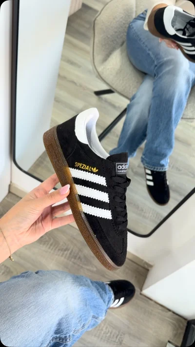 Atlete Adidas të zeza me shollë kafe