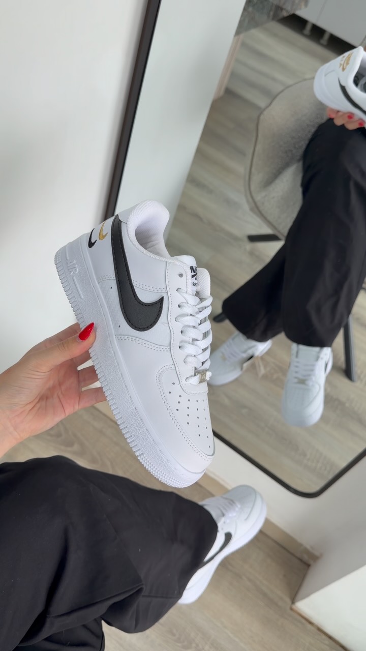 Atlete Nike të bardha me logo të zezë – porositpatika