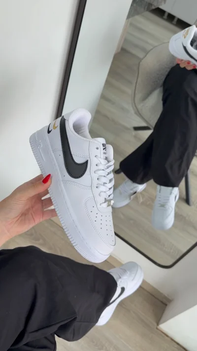 Atlete Nike të bardha me logo të zezë