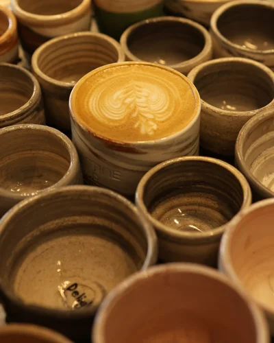 Kafe latte me art në filxhan qeramike
