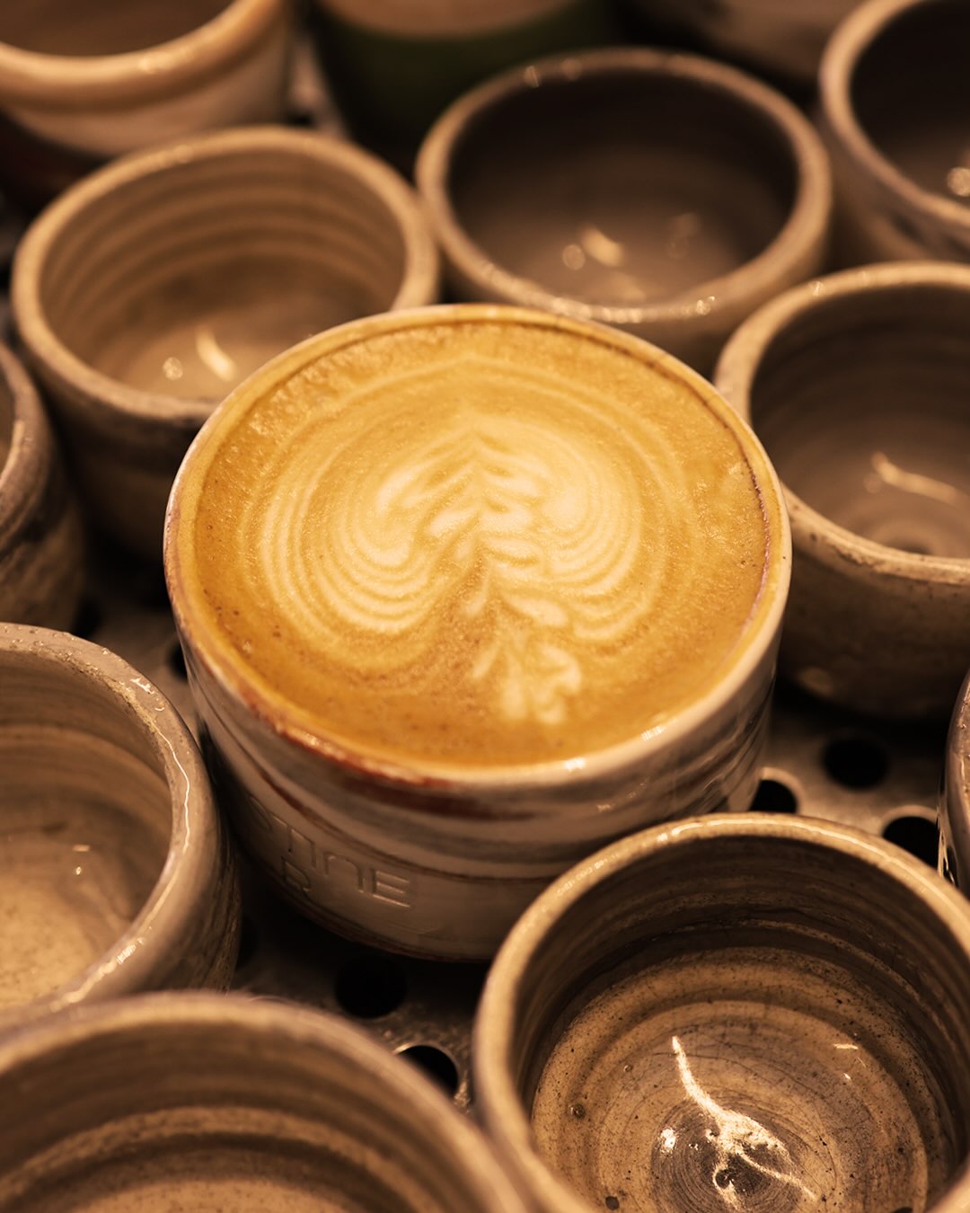 Kafe latte me art në filxhan qeramike – Pristine Pour - Specialty Coffee Roasters (2)