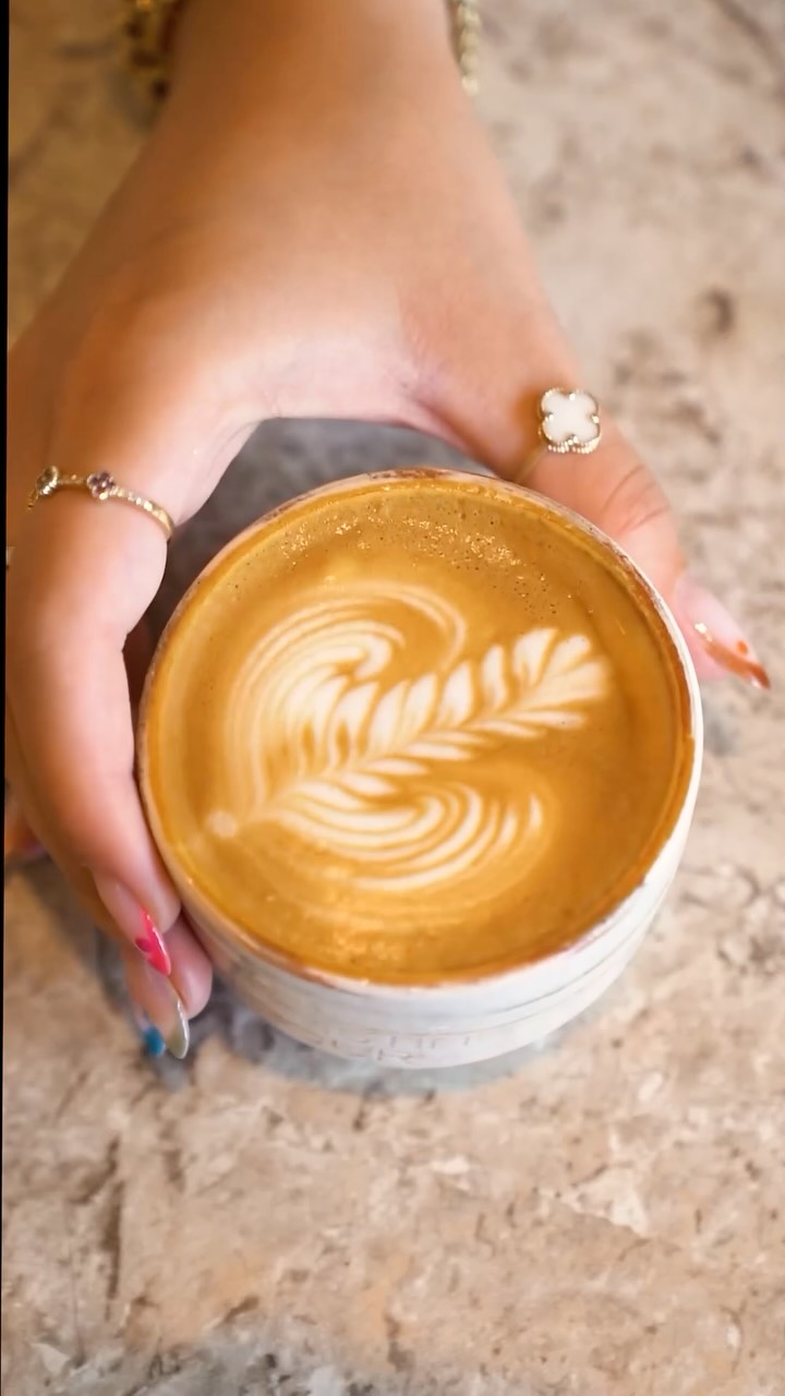 Kafe latte me art në filxhan të bardhë – Pristine Pour - Specialty Coffee Roasters