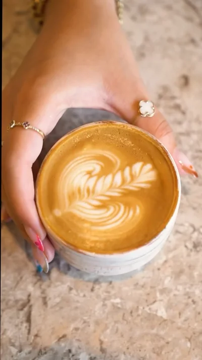 Kafe latte me art në filxhan të bardhë