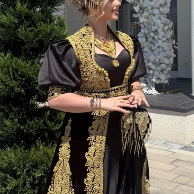 Mindil i zi me qëndisje ari për nuse
