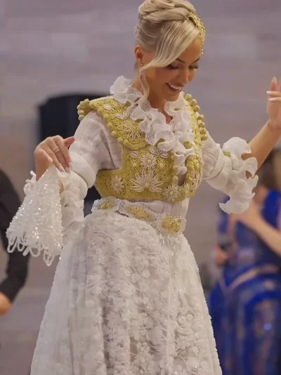 Mindil i bardhë me qëndisje ari për nuse