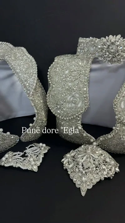 Jelek argjendi me gurë dhe aplikime punë dore