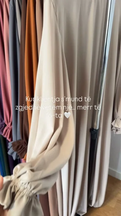 Abaya e gjatë bezhë me mëngë të mbledhura