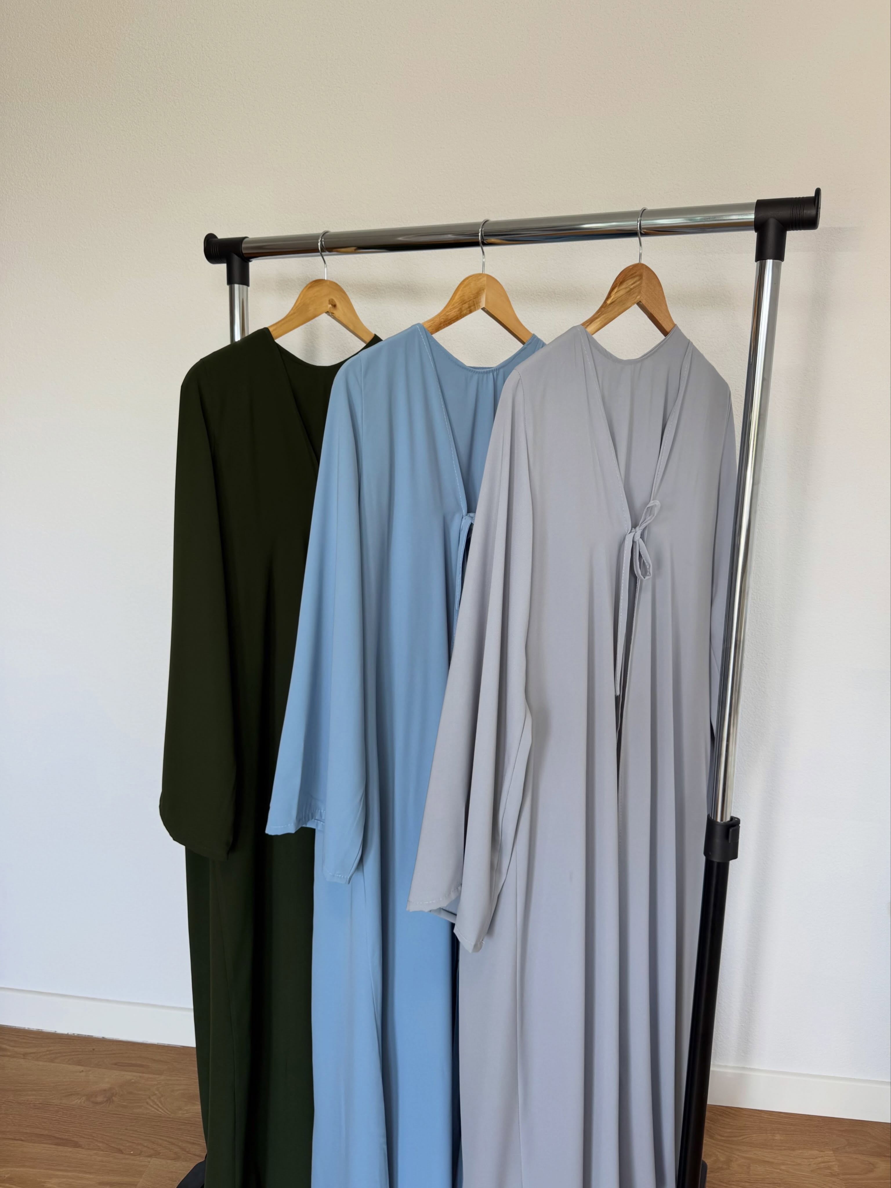 Abaya e thjeshtë në jeshile, blu dhe gri – PURE MODESTY