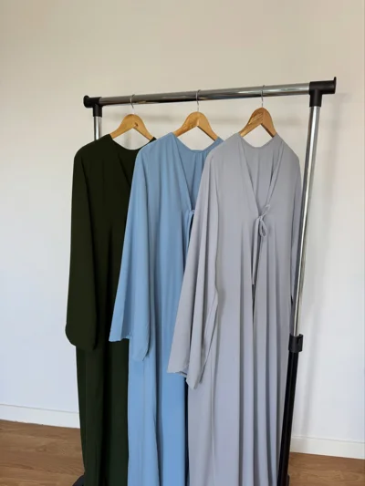 Abaya e thjeshtë në jeshile, blu dhe gri