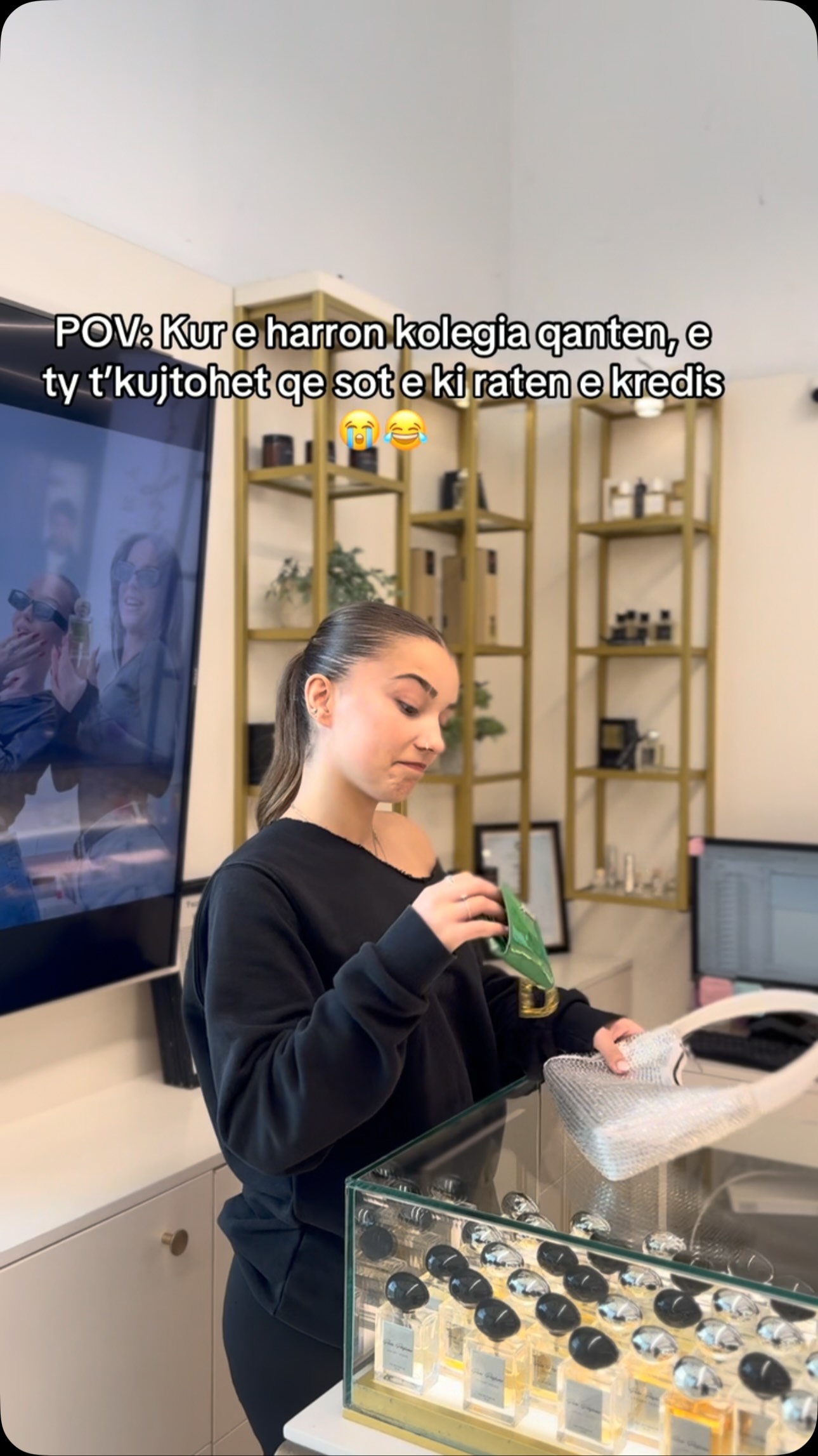 Video humoristike me kolegen në parfumeri – PURE PERFUME