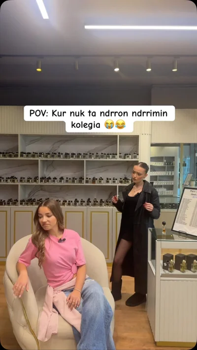 Video humoristike me kolegët në dyqanin e parfumeve