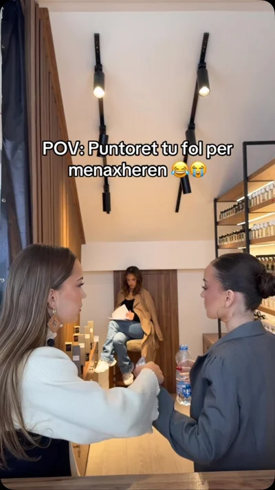 Video humoristike me punëtoret e parfumerisë