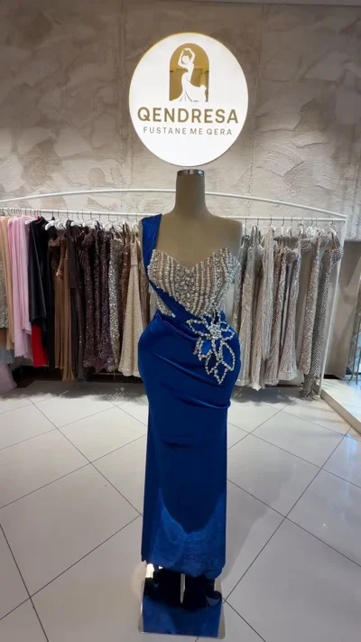 Fustan blu kadifeje me gurë dhe të çarë
