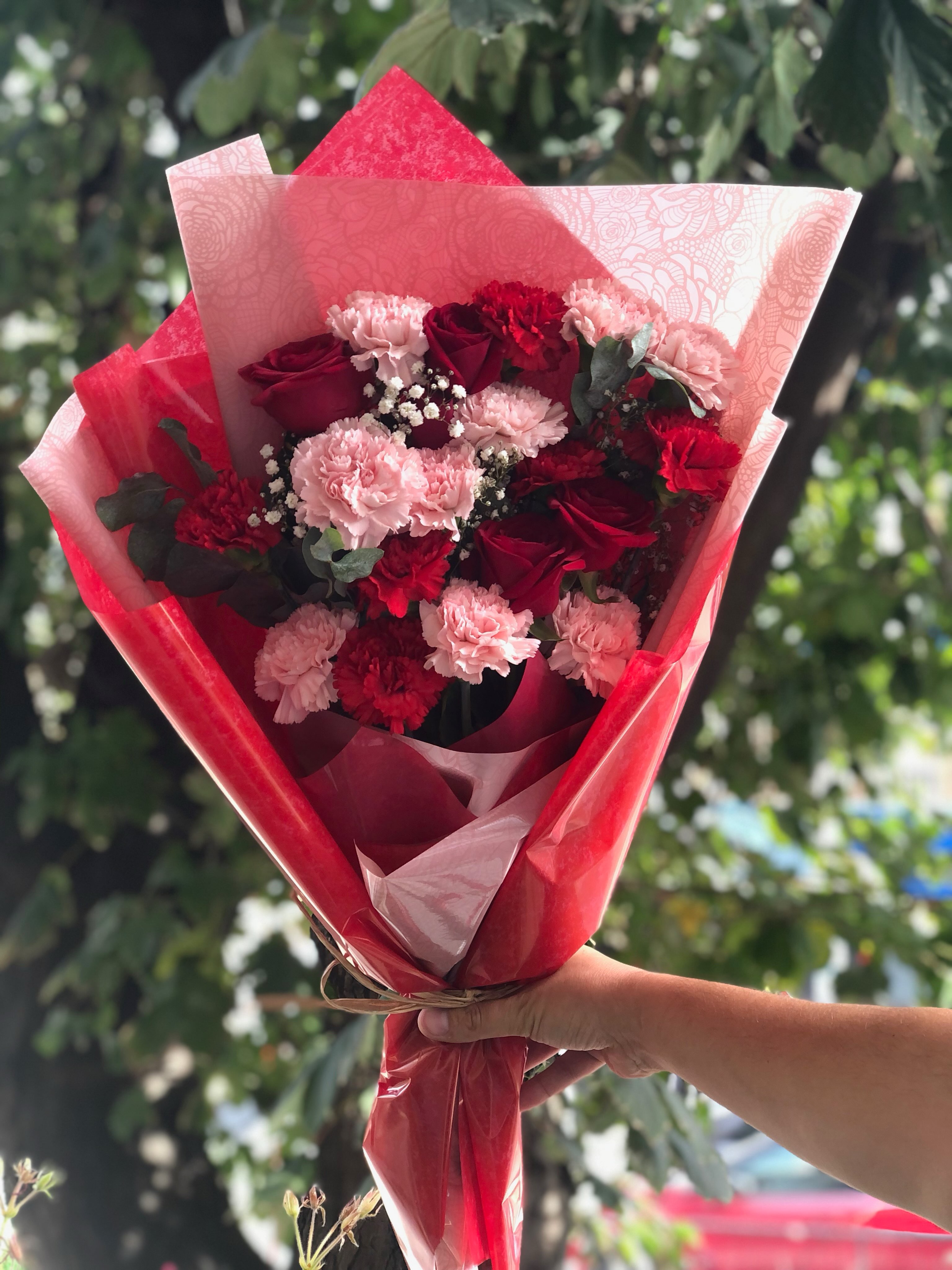 Buqetë me trëndafila të kuq dhe karafila rozë – Red Flower