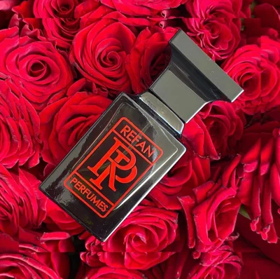 Parfum në shishe të zezë katrore
