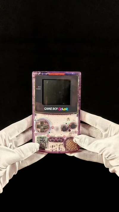 Game Boy Color Atomic Purple në gjendje të rregullt pune.