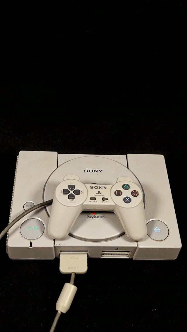 PlayStation 1 me kontroller dhe lojë – Retro Kosova