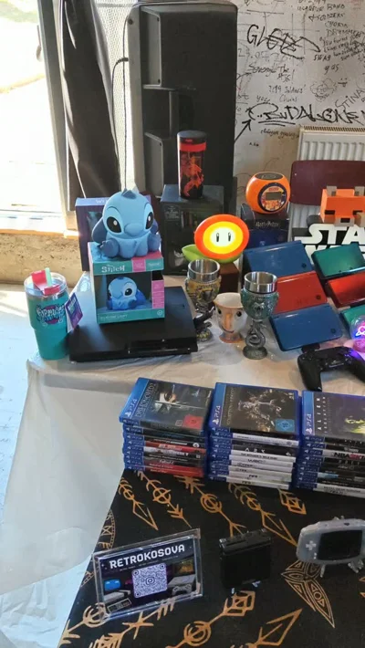 Panair lojrash retro dhe figurinash