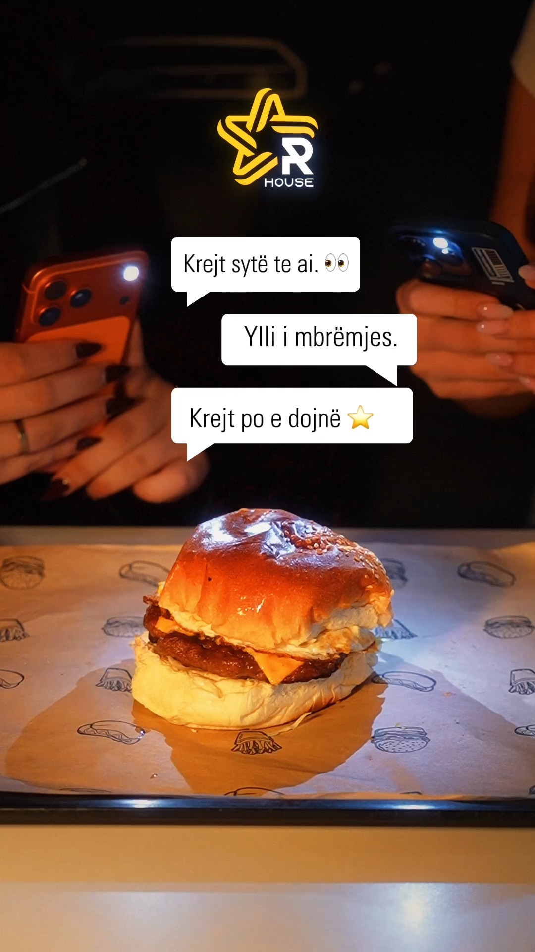 Hamburger me djathë në tavolinë – Retro's Kosova