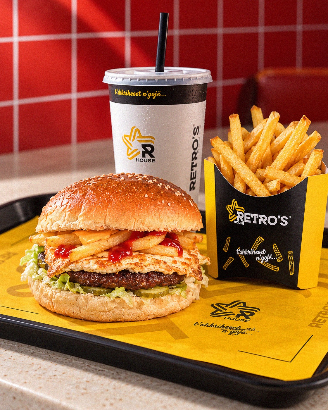 Menu me hamburger pomfrit dhe pije – Retro's Kosova