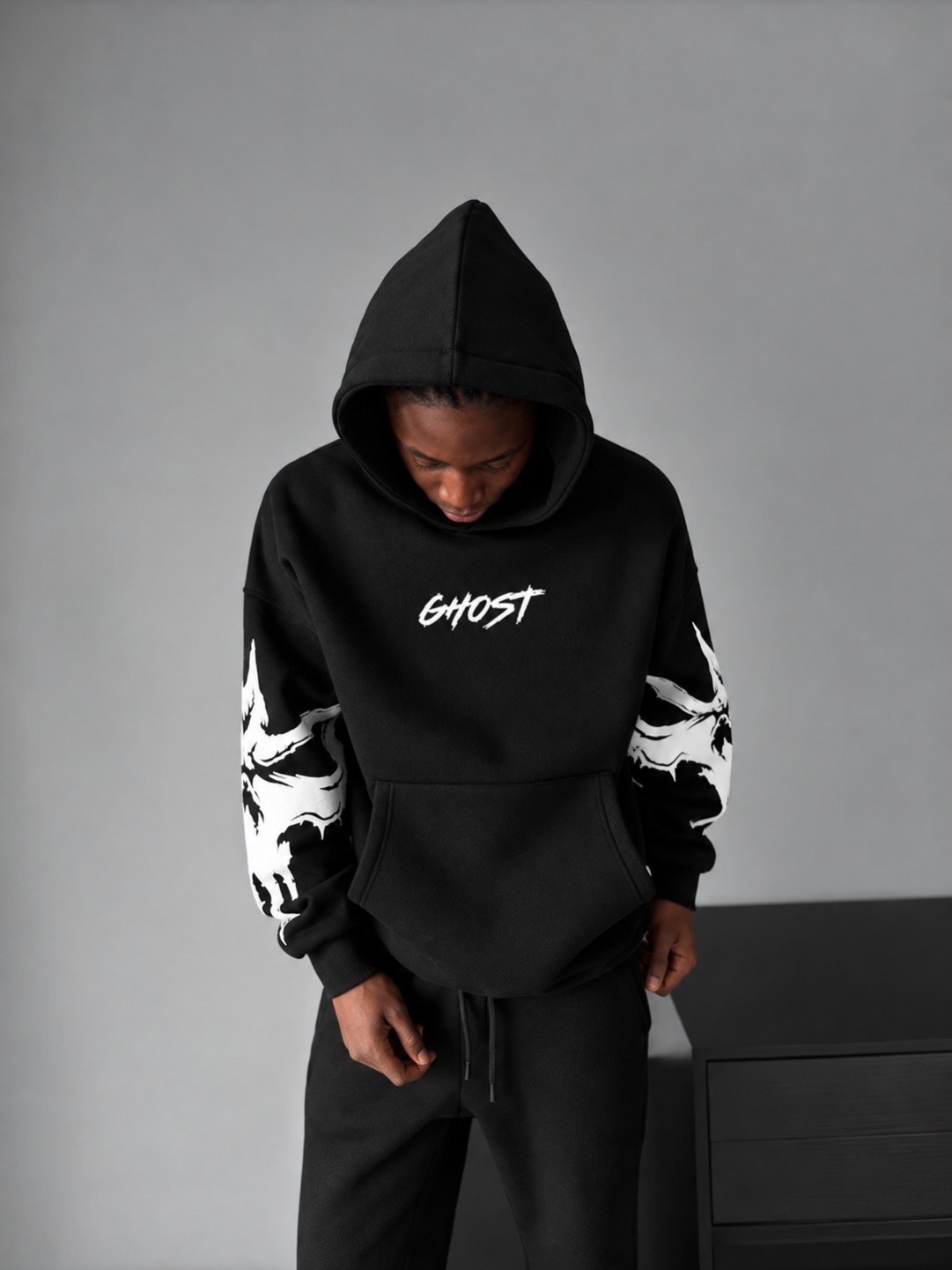 Duks i zi me kapuç dhe printim Ghost – rightstore.ks