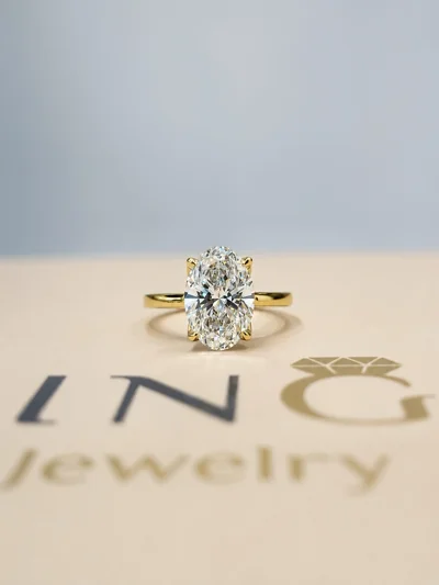 Unazë fejese ari 14 karat me diamant oval 3ct