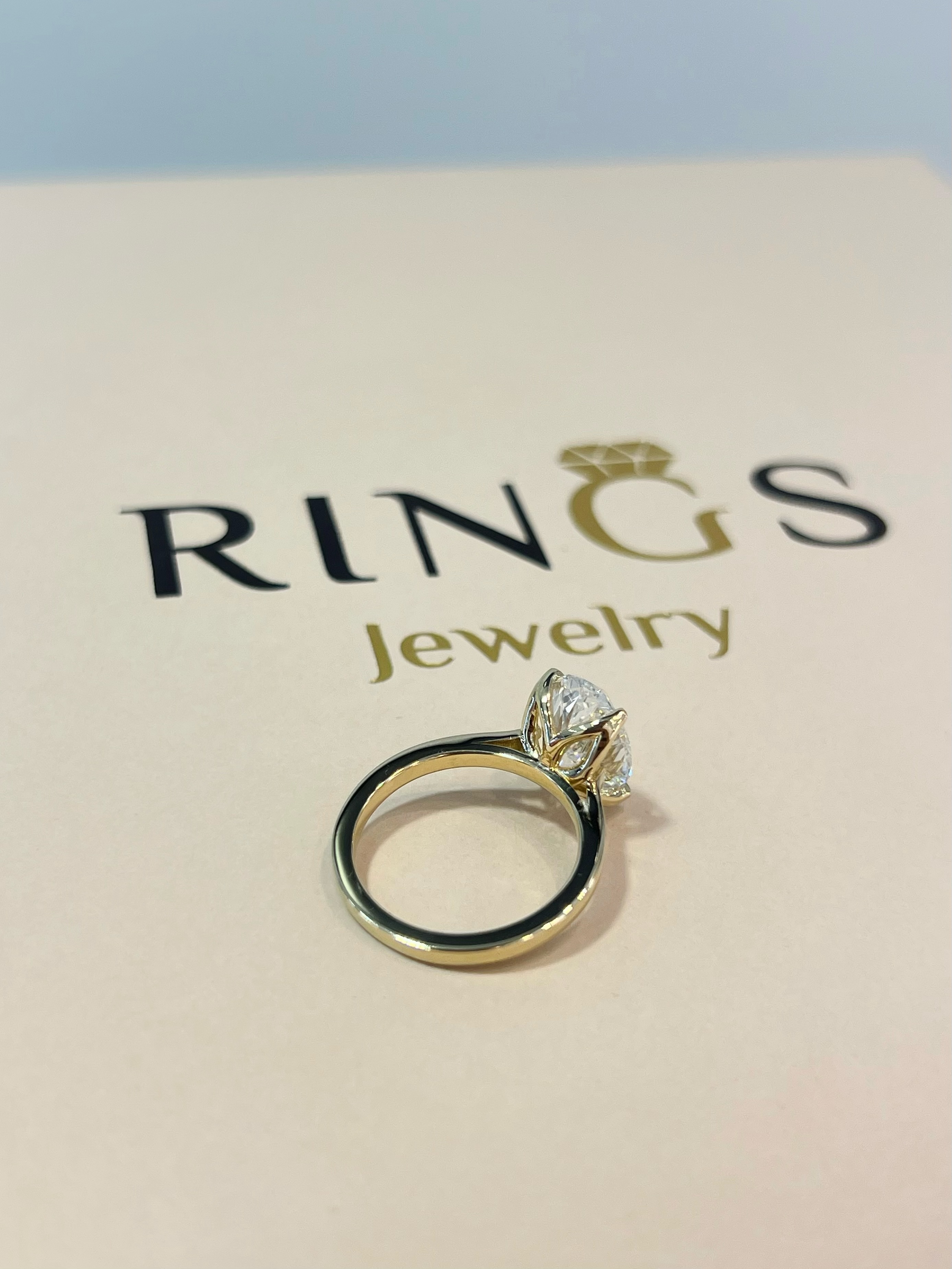 Unazë fejese ari 14 karat me diamant oval 3ct – 𝑹𝑰𝑵𝑮𝑺 𝑱𝒆𝒘𝒆𝒍𝒓𝒚 (2)