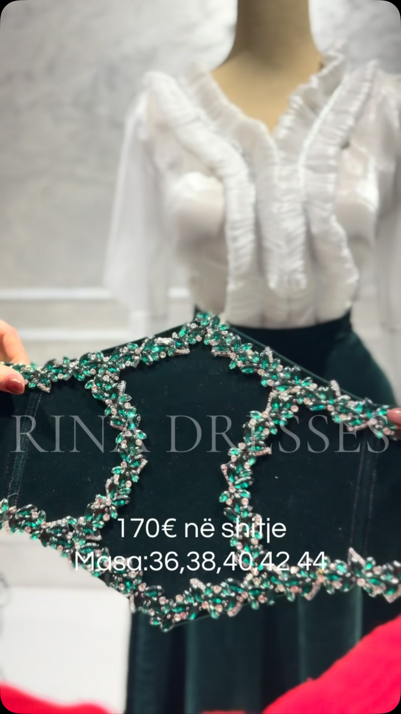 Veshje tradicionale: këmishë e bardhë, fund i gjelbër – Fustana në shitje dhe me qera 📩