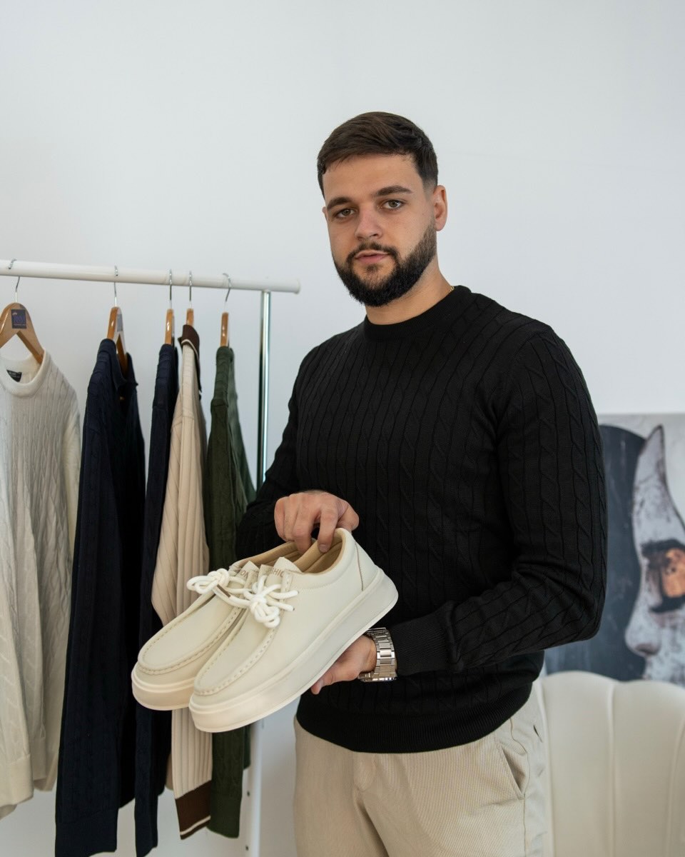 Atlete krem për meshkuj dhe bluzë e thurur – R&M Fashion Look | Patike