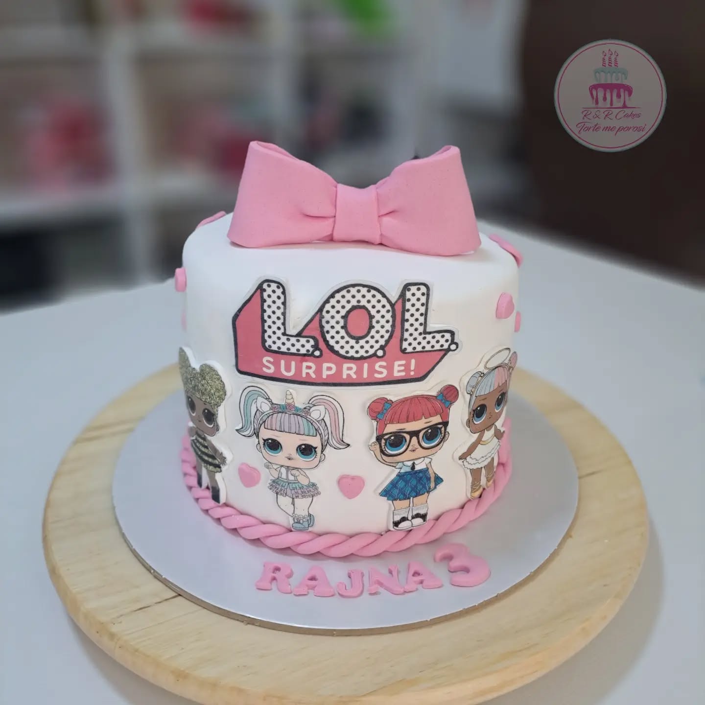 Tortë ditëlindjeje me kukulla LOL Surprise – R-R Cakes - Torte me porosi