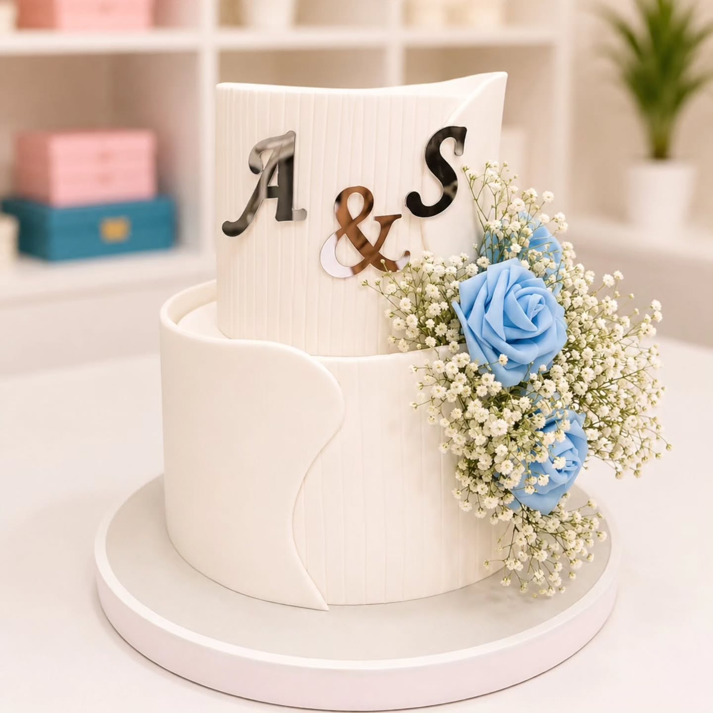Tortë dykatëshe me inicialet dhe trëndafila blu – R-R Cakes - Torte me porosi