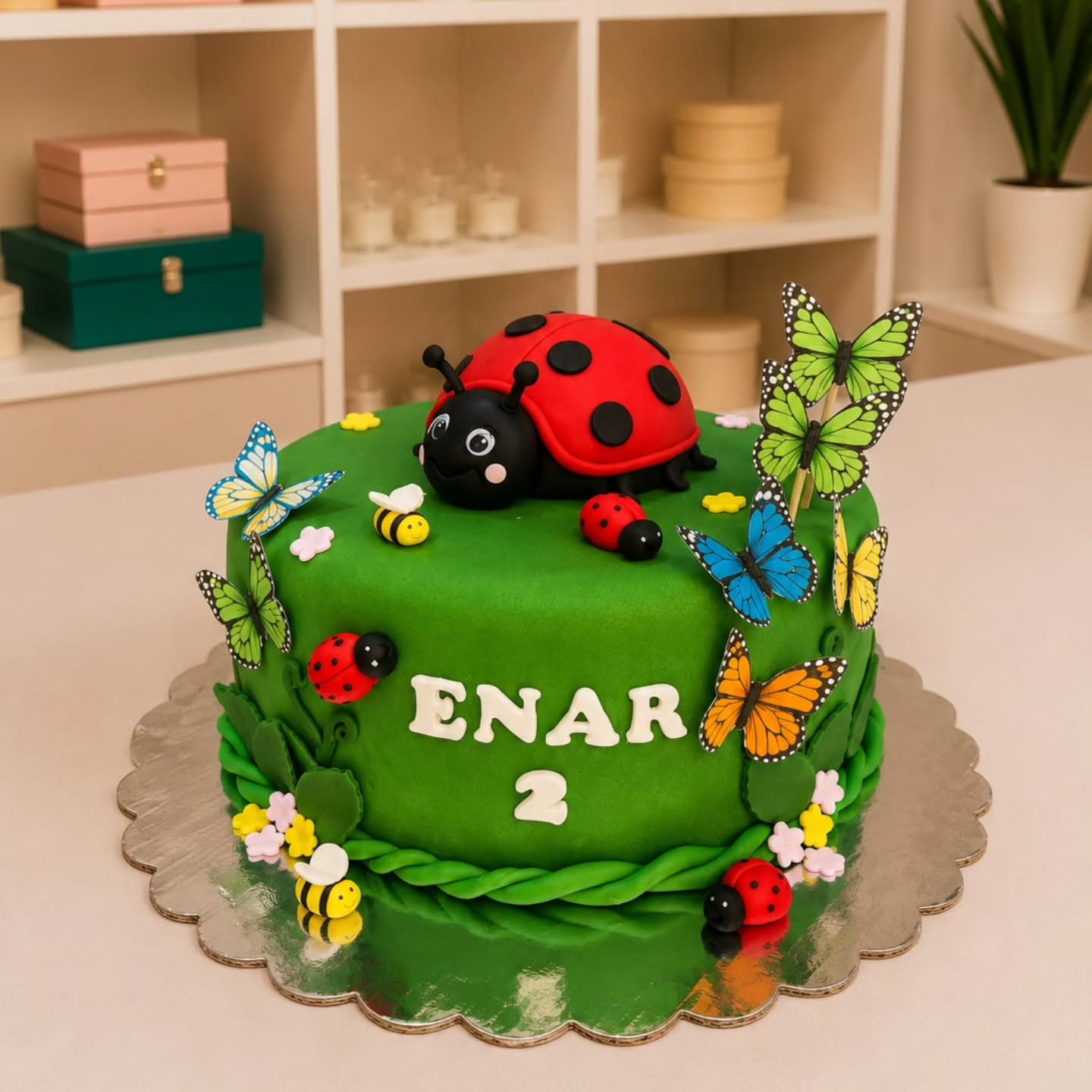 Tortë dykatëshe me inicialet dhe trëndafila blu – R-R Cakes - Torte me porosi (2)