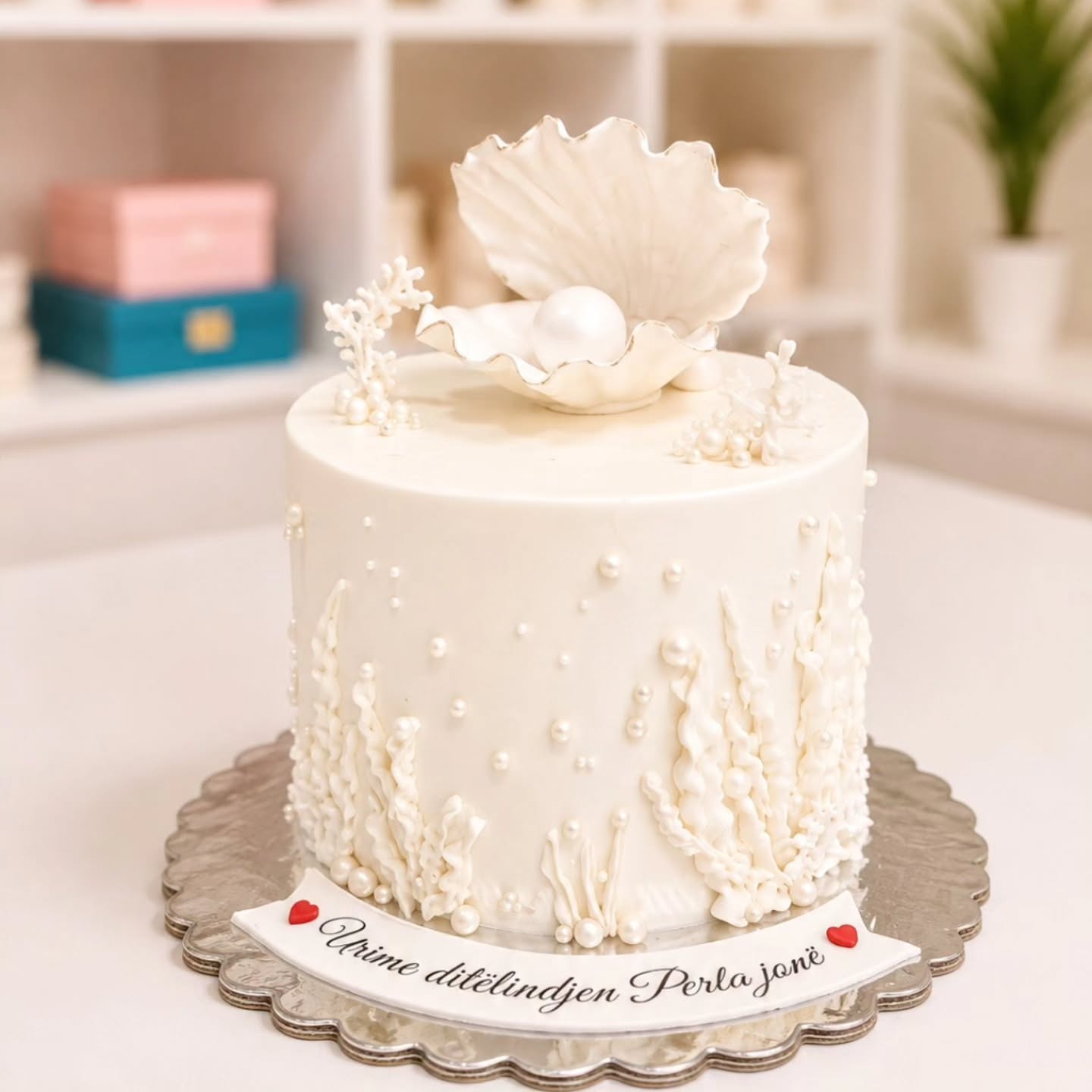 Tortë dykatëshe me inicialet dhe trëndafila blu – R-R Cakes - Torte me porosi (3)