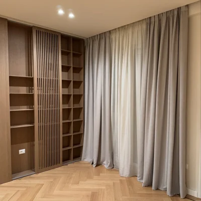 Perde natyrale gri të çelëta
