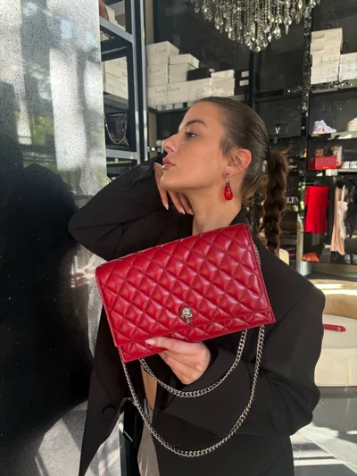 Çantë e kuqe Alexander McQueen me zinxhir