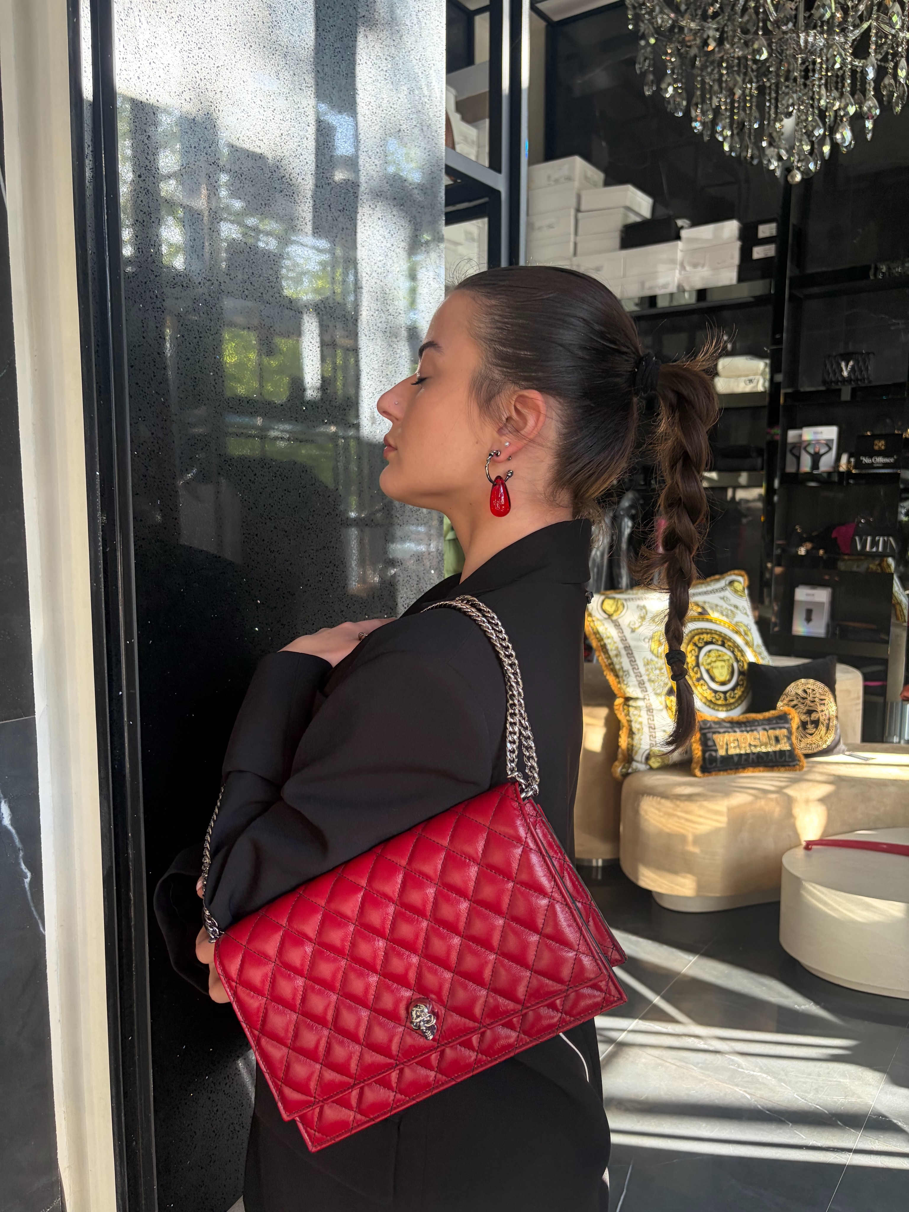 Çantë e kuqe Alexander McQueen me zinxhir – runway boutique (2)