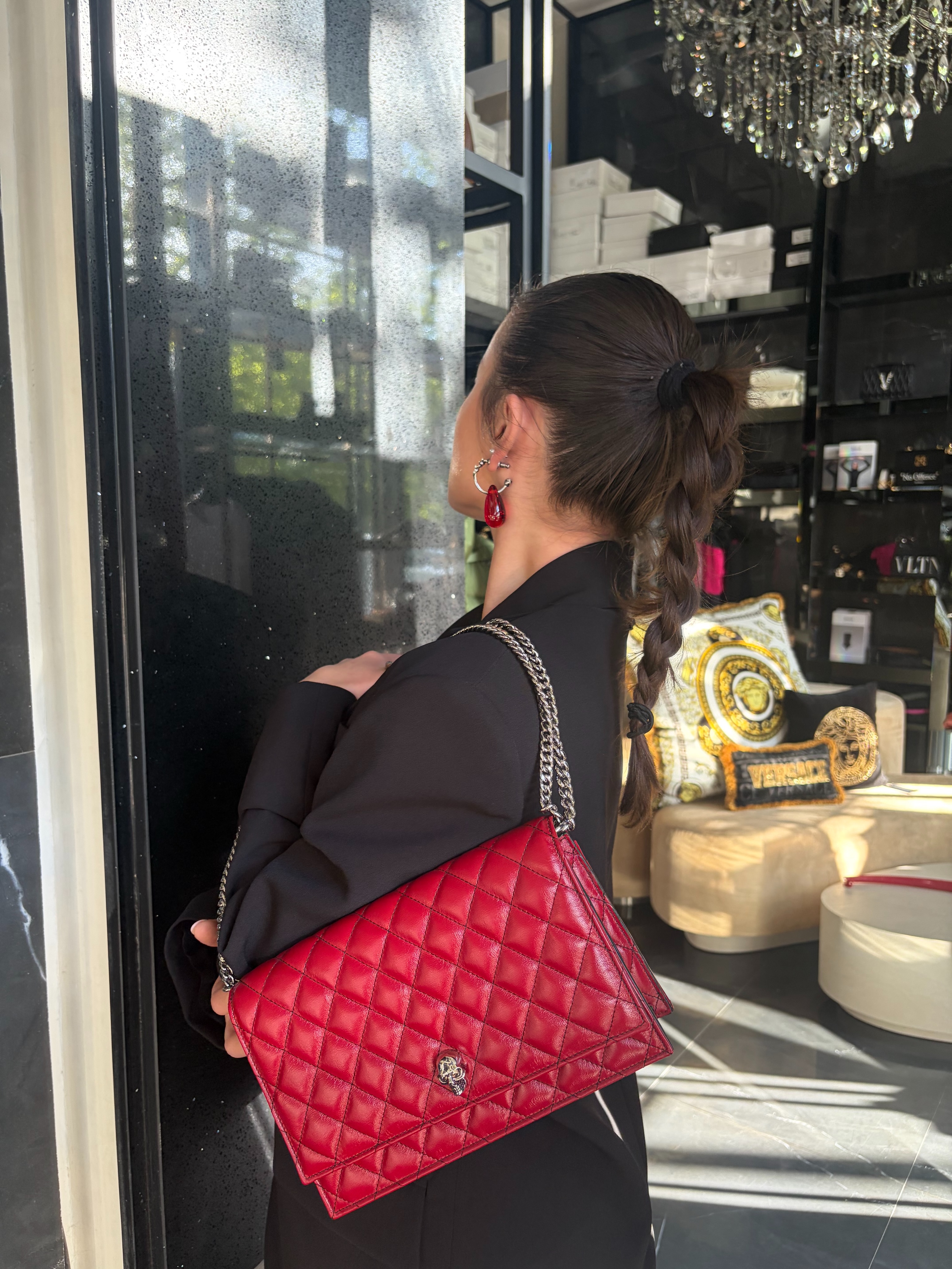 Çantë e kuqe Alexander McQueen me zinxhir – runway boutique (3)