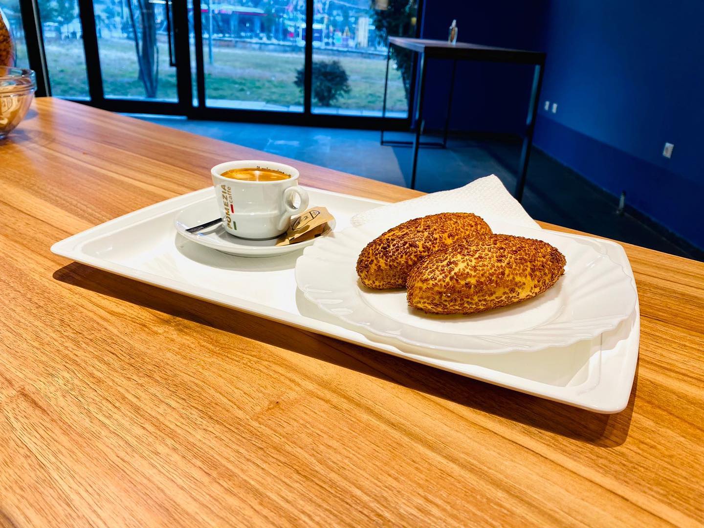 Simite me susam dhe kafe në pjatë – Saç Bakery