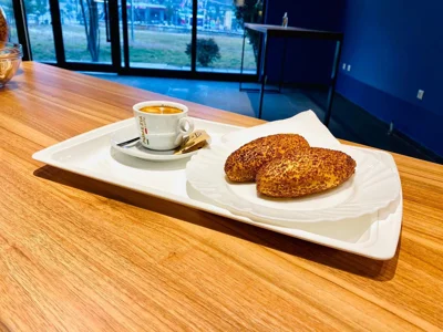 Simite me susam dhe kafe në pjatë