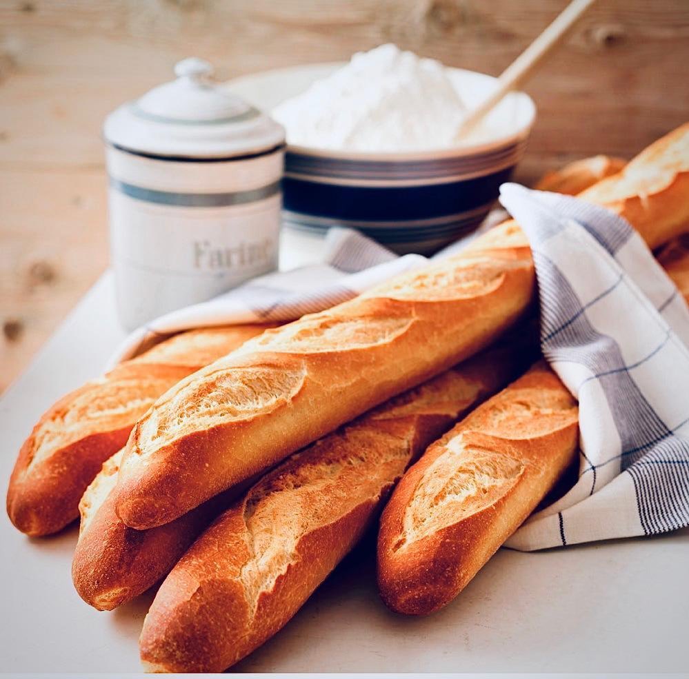 Bukë franceze e freskët – Saç Bakery