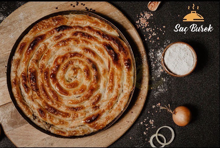 Burek me mish, gjizë, spinaq, lakër dhe patate – Saç Bakery