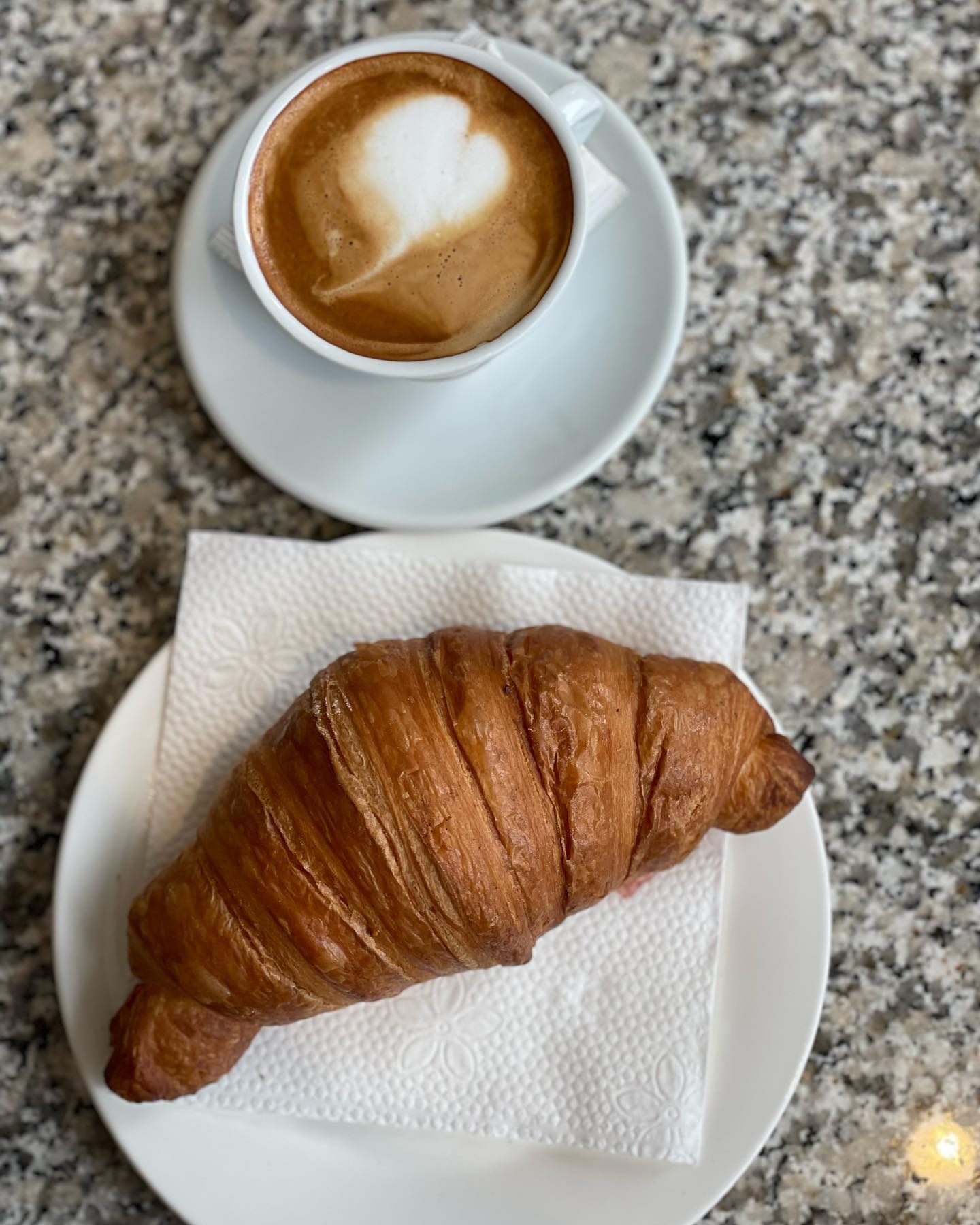 Kroasan me kafe makiato – Saç Bakery