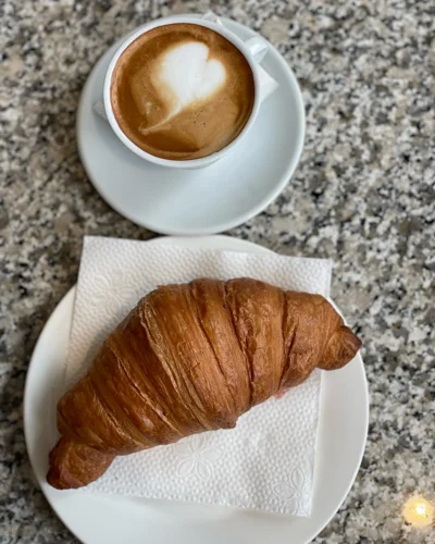 Kroasan me kafe makiato