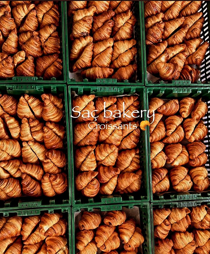 Kroasana të freskët në arka – Saç Bakery